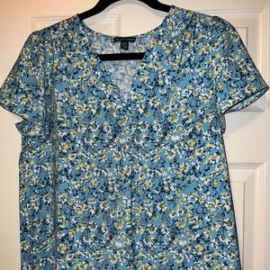 🌼 Floral V-Neck Blouse